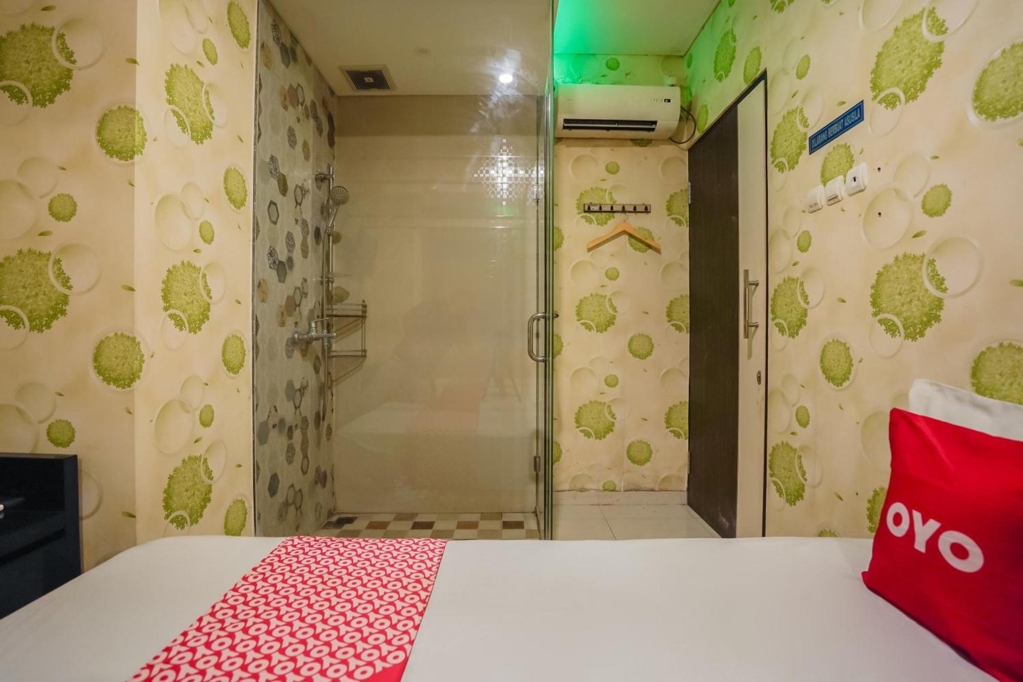 Super Oyo Capital O 92633 Spring Hotel Gubeng Surabaya Exterior photo